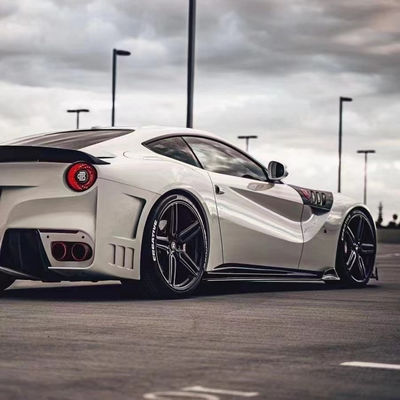 フェラーリ F12 カーボンファイバーボディキット F12 SVR スタイルの前後バンパースポイラーをフードフェンダーでアップグレード