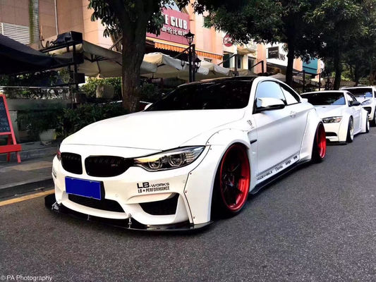 BMW M4 F82 向け LB ワイドボディキット M4 F82 アップグレードされた LB スタイル フロント リップ ディフューザー スポイラー カーボンファイバー ボディキット