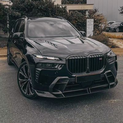 BMW X7 カーボンファイバーボディキット X7 LD スタイルのアップグレードされたカーボンファイバーフロントリップディフューザースポイラーフードボディキット