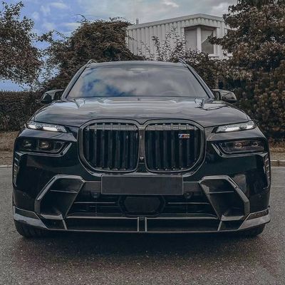 BMW X7 カーボンファイバーボディキット X7 LD スタイルのアップグレードされたカーボンファイバーフロントリップディフューザースポイラーフードボディキット