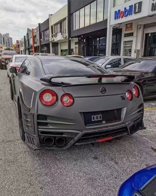 日産 GTR R35 カーボンファイバー ボディキット GTR トップスタイルアップグレード カーボンファイバー フロントとリア バンパー サイドスカート スポイラー