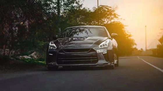 日産 GTR R35 カーボンファイバー ボディキット GTR トップスタイルアップグレード カーボンファイバー フロントとリア バンパー サイドスカート スポイラー