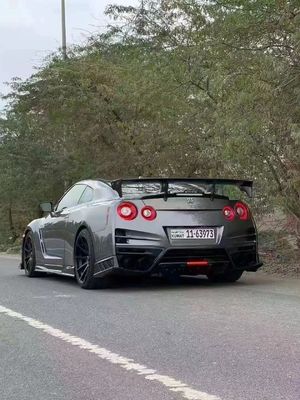 日産 GTR R35 カーボンファイバー ボディキット GTR トップスタイルアップグレード カーボンファイバー フロントとリア バンパー サイドスカート スポイラー